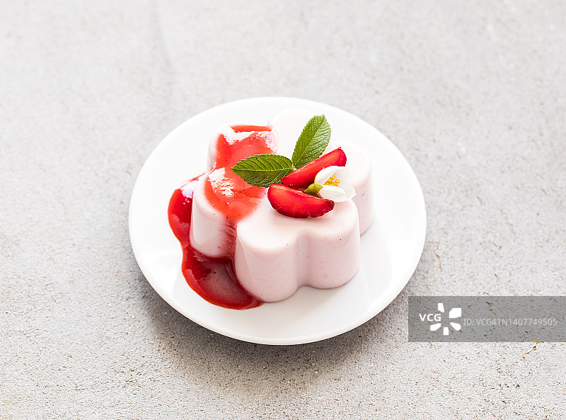 草莓奶油布丁配酱汁，浅灰色背景，顶视图图片素材