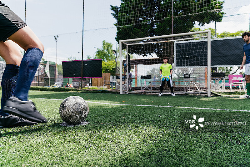小男孩踢点球图片素材