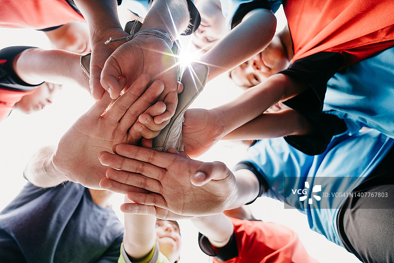 孩子们足球队聚集在一起的低角度景观图片素材