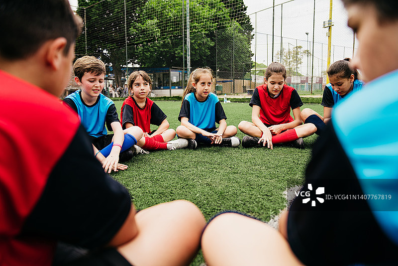 教练和一些孩子，足球队成员特写图片素材