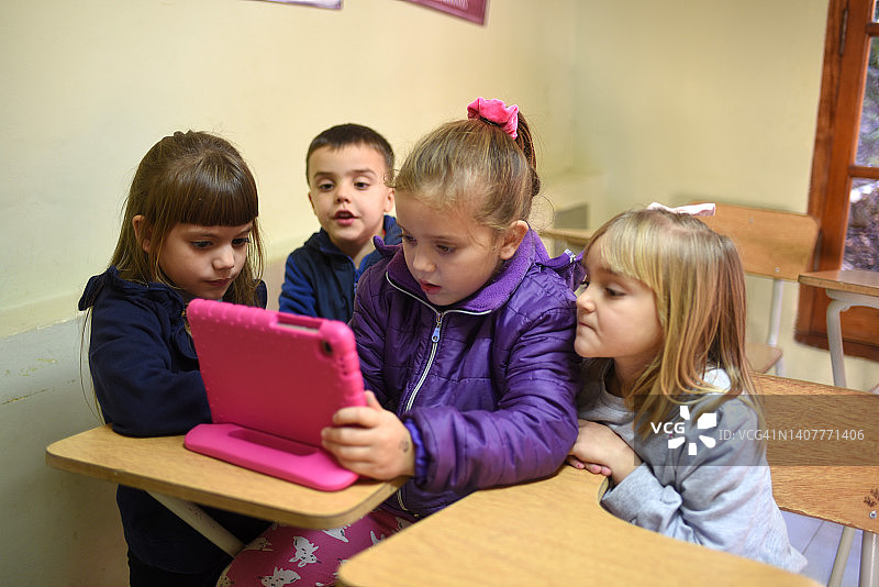 在教室里使用平板电脑的儿童图片素材