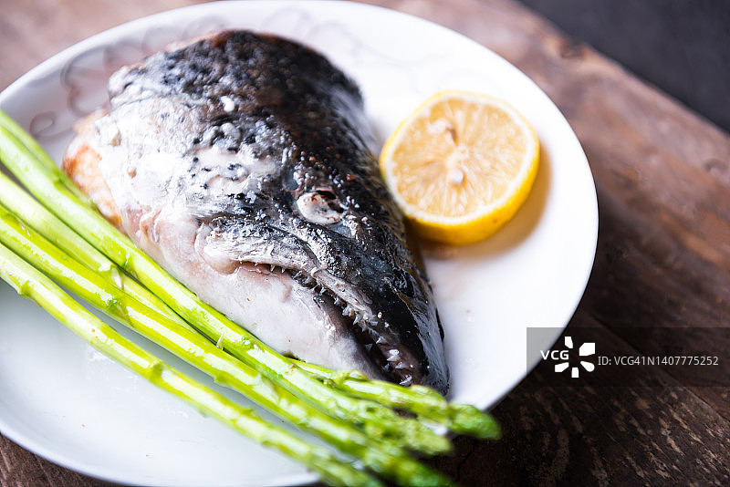 烤三文鱼头配芦笋图片素材