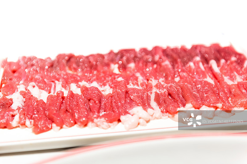 新鲜生羊肉片，准备涮中国火锅图片素材
