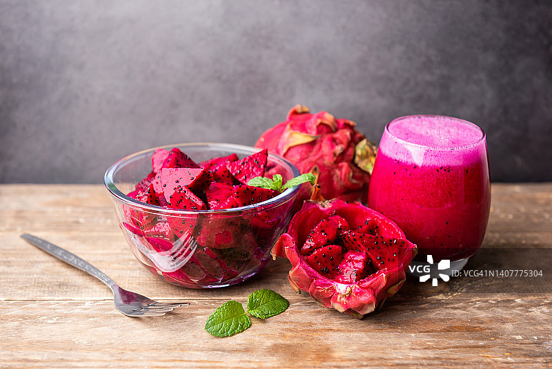 木板上薄荷叶装饰的火龙果汁图片素材