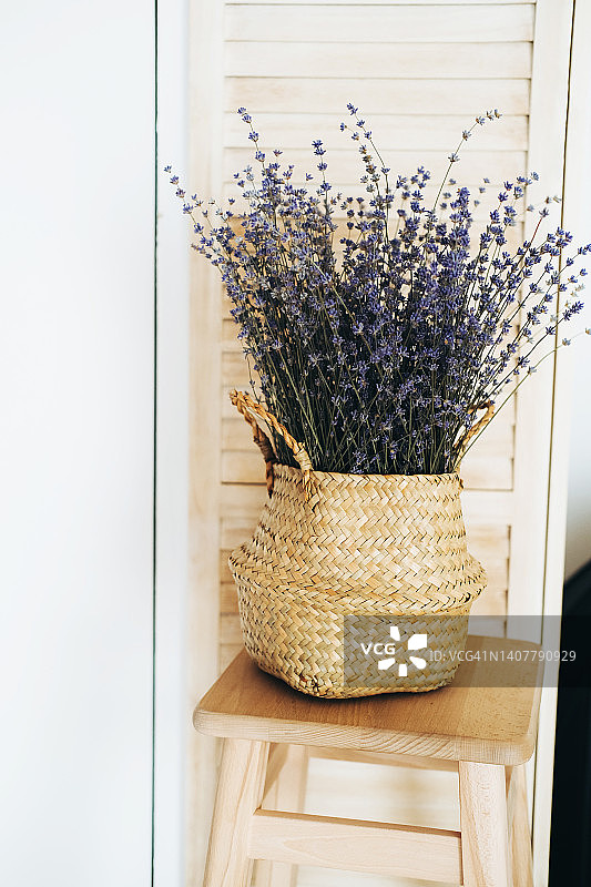 柳条筐中的薰衣草花束图片素材