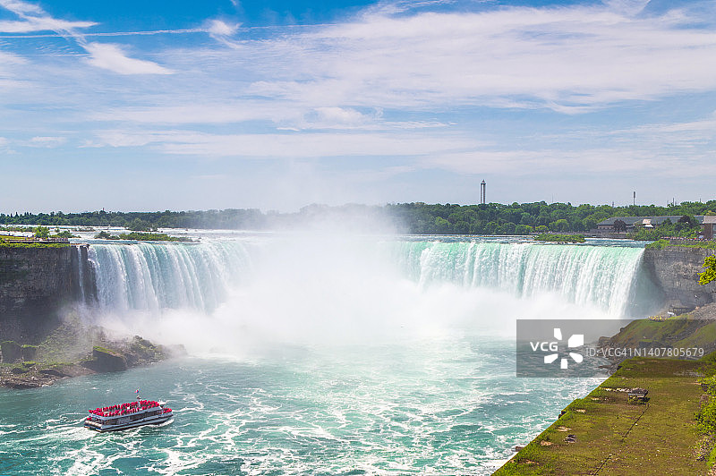 尼亚加拉瀑布马蹄瀑布附近的游船图片素材