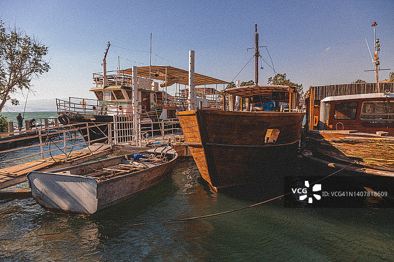 停泊在日落港口的渔船图片素材