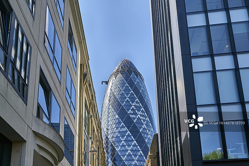 英国伦敦市圣玛莉艾克斯30号玻璃钢办公楼（又称小黄瓜）的仰视图片素材