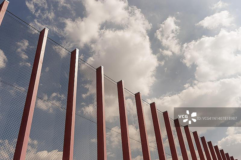 象征图片：粉色柱子上的金属网格栅栏，隔离，排除图片素材