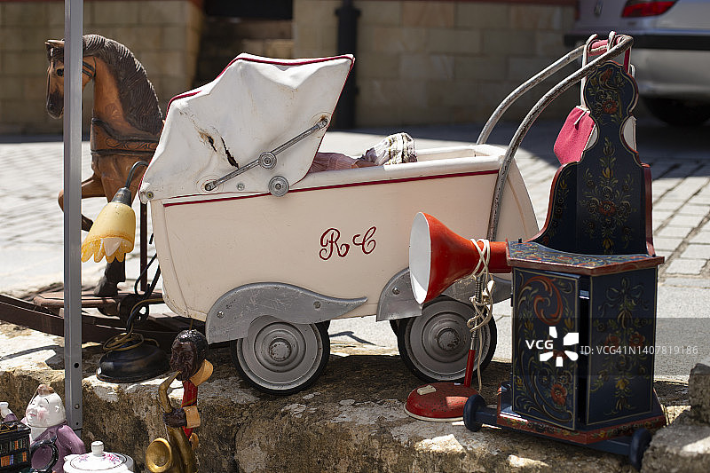 市场上的旧婴儿车图片素材