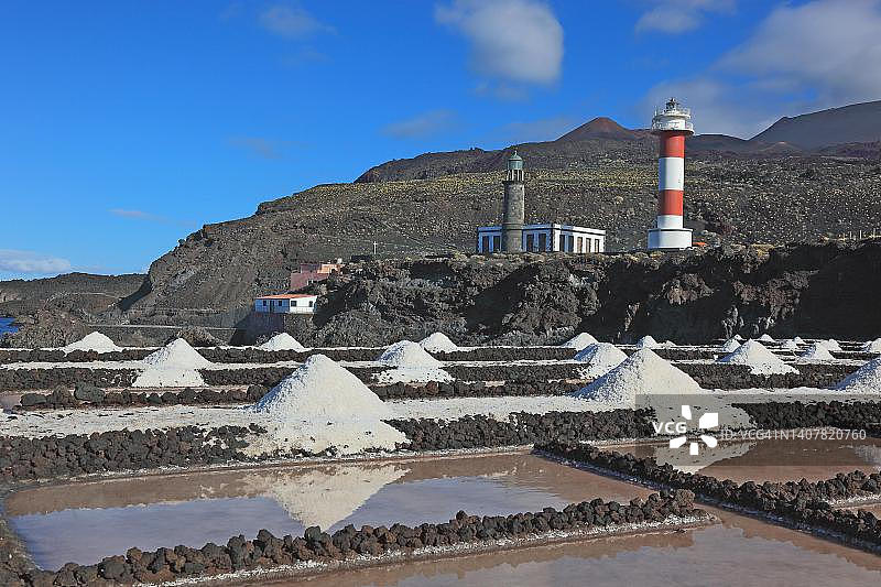 富恩卡连特盐场的水晶池和盐山，位于西班牙加那利群岛拉帕尔马岛南端的富恩卡连特角图片素材