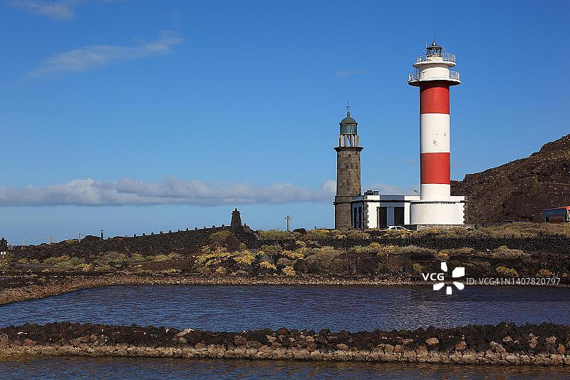 西班牙加那利群岛拉帕尔马岛蓬塔富恩卡连特盐场的结晶池和灯塔图片素材