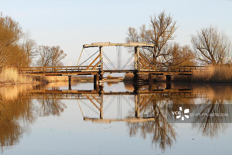 德国梅克伦堡-前波美拉尼亚州特雷贝尔河历史木制吊桥复制品图片素材