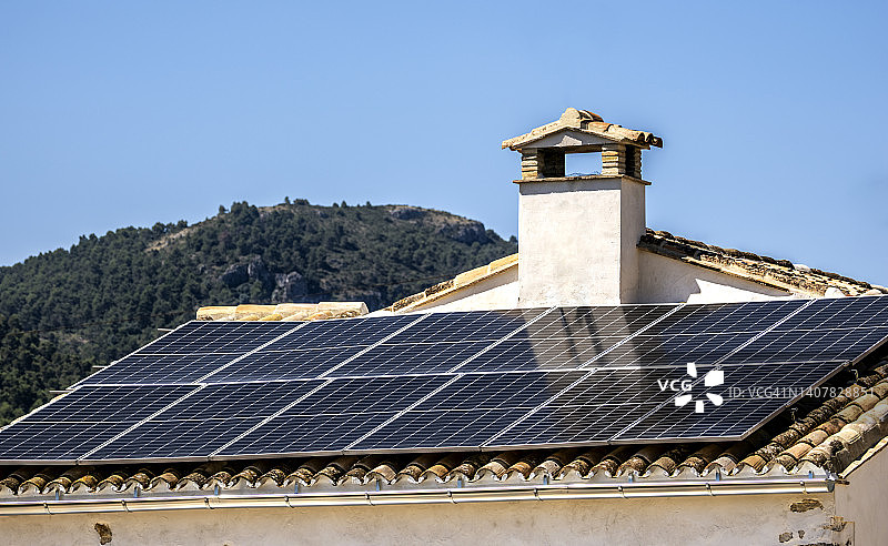 房屋顶部的太阳能电池板图片素材
