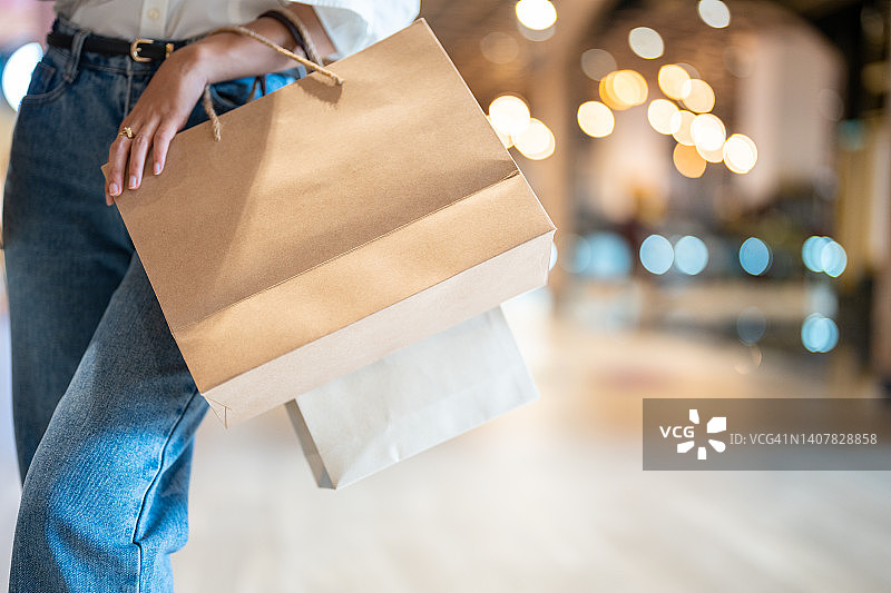 女人在购物中心拿着购物袋图片素材