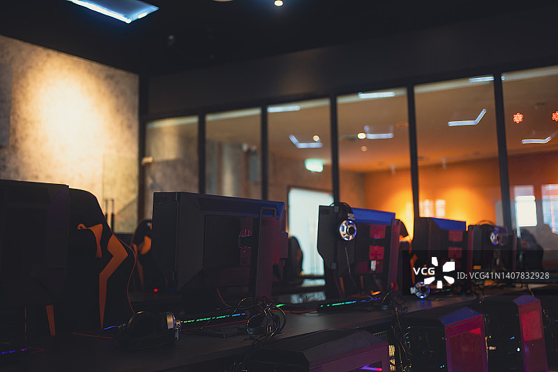电子竞技网吧内部照明与游戏比赛设置图片素材