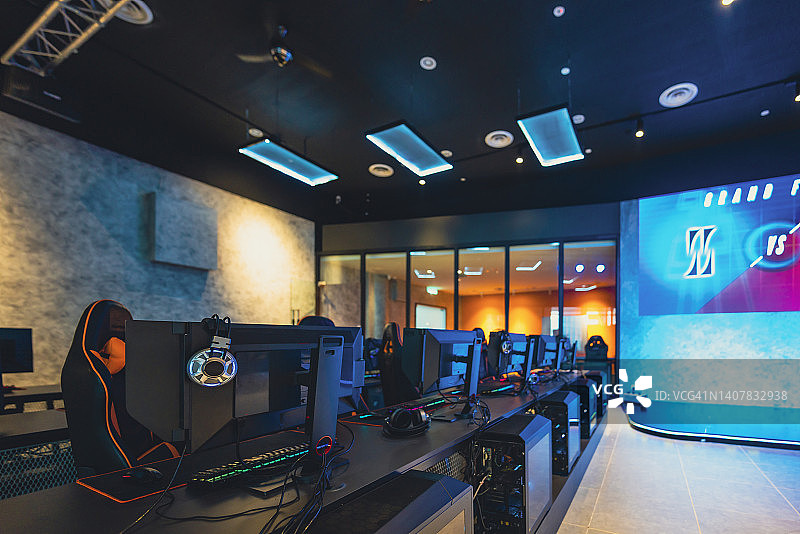 电子竞技网吧内部照明与游戏比赛设置图片素材