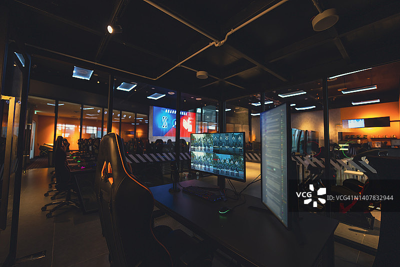 网吧电子竞技直播间的照明内饰与游戏比赛设置图片素材