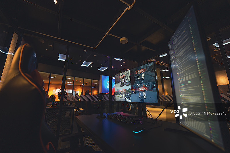 网吧电子竞技直播间的照明内饰与游戏比赛设置图片素材