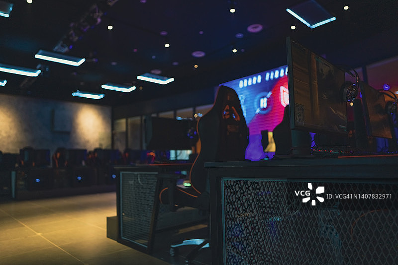 电子竞技网吧内部照明与游戏比赛设置图片素材