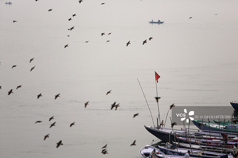 瓦拉纳西恒河上的船只图片素材