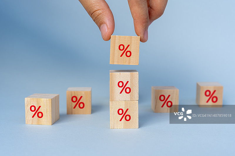 手在木制玩具块上堆叠百分比符号图片素材
