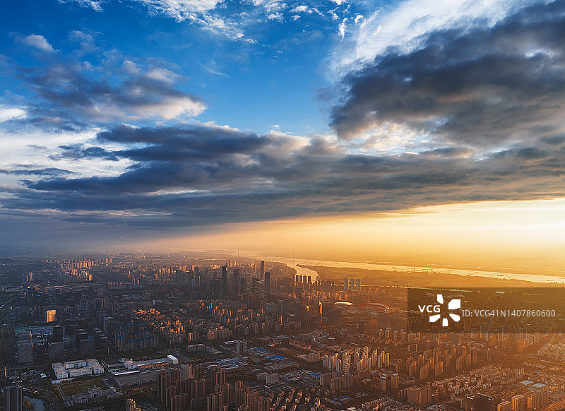 日落时分的现代城市鸟瞰图图片素材