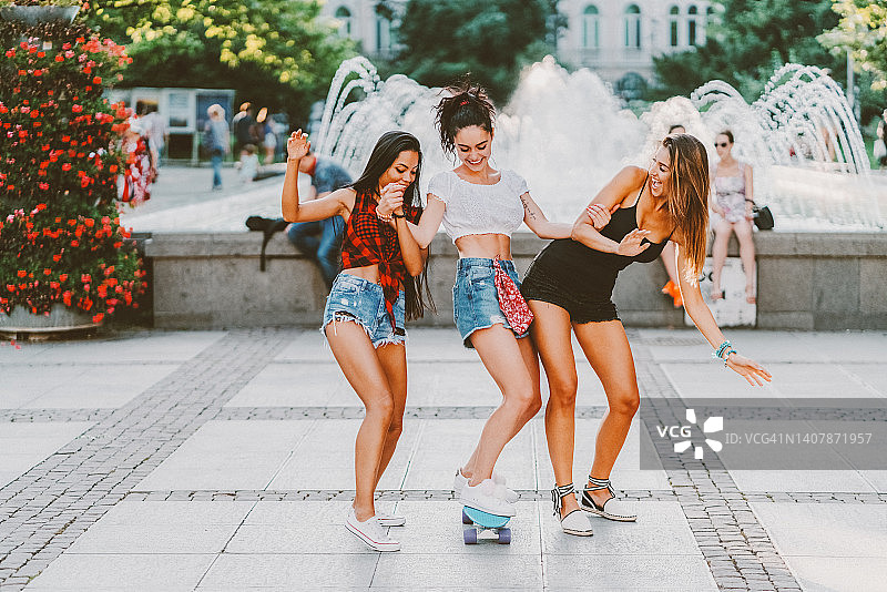 在城市滑板的可爱女孩图片素材