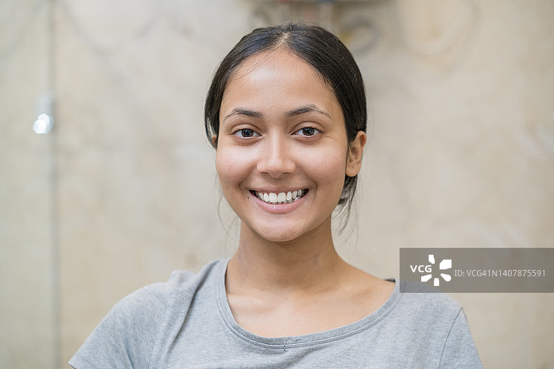 对着镜头微笑的年轻印度女孩图片素材