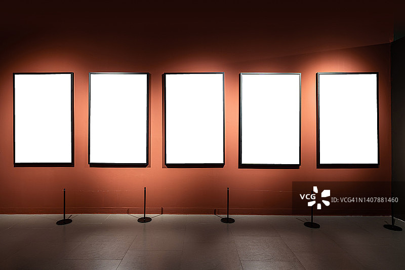 美术馆内白色空白画框图片素材