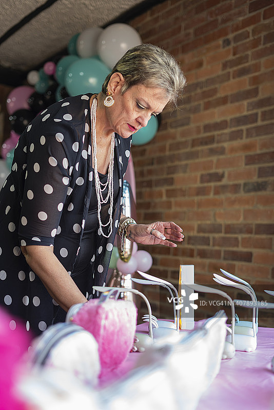 中年妇女在整理派对的细节图片素材