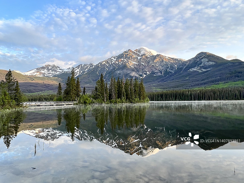金字塔湖的黎明倒影图片素材
