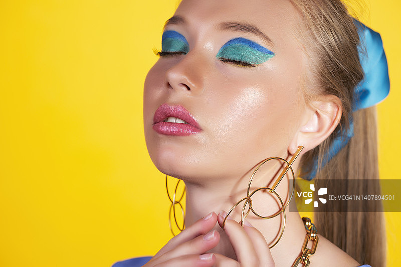 美丽的年轻女子的肖像图片素材