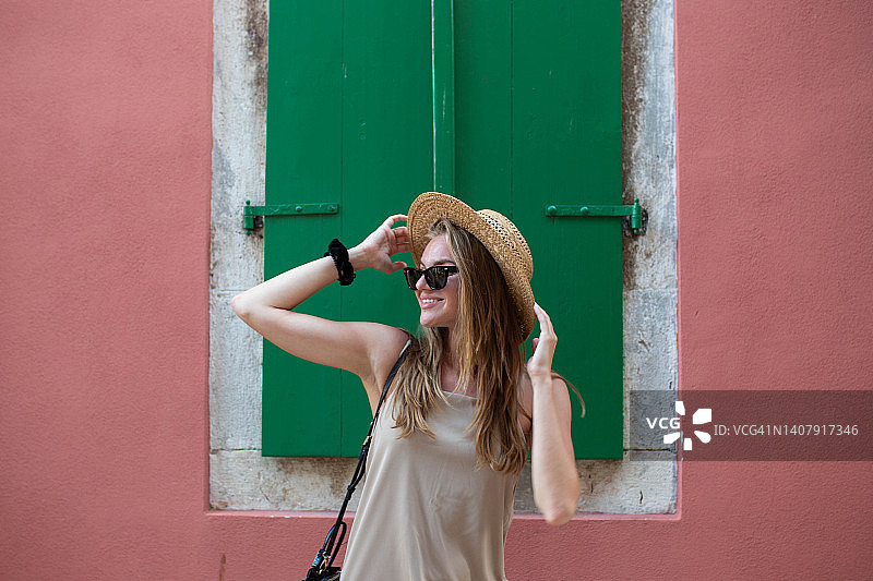 戴帽子的女孩享受夏日，探索城市图片素材