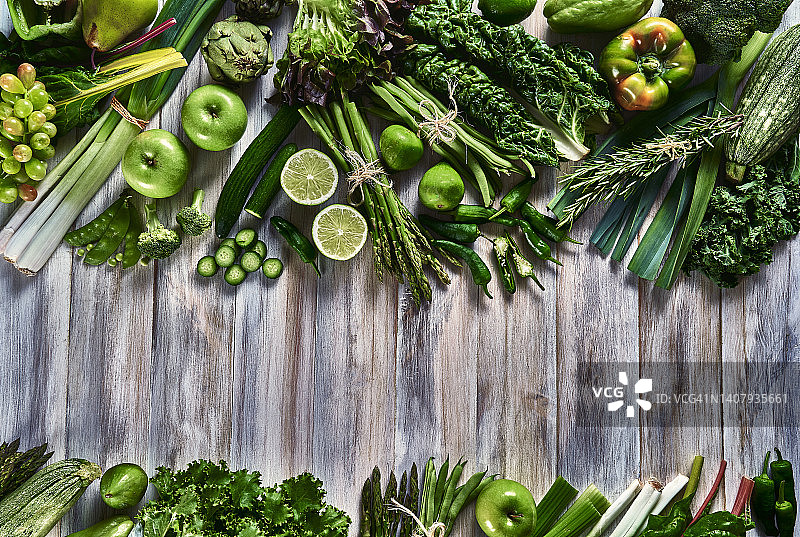 纯素食物主题：排毒碱性饮食的绿色蔬菜，白色餐桌背景，留白图片素材