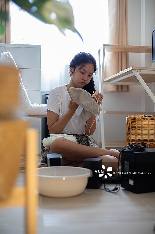 女人清洁她的桌子图片素材