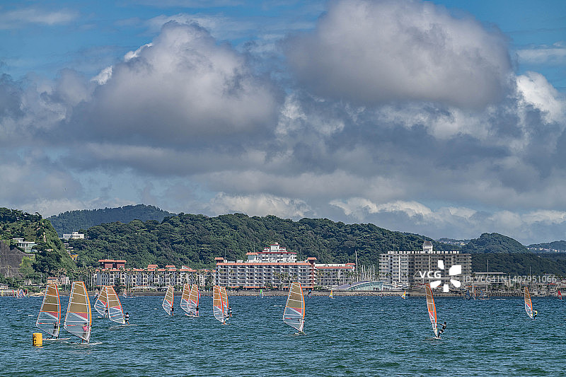 日本神奈川海滩上的夏日云图片素材