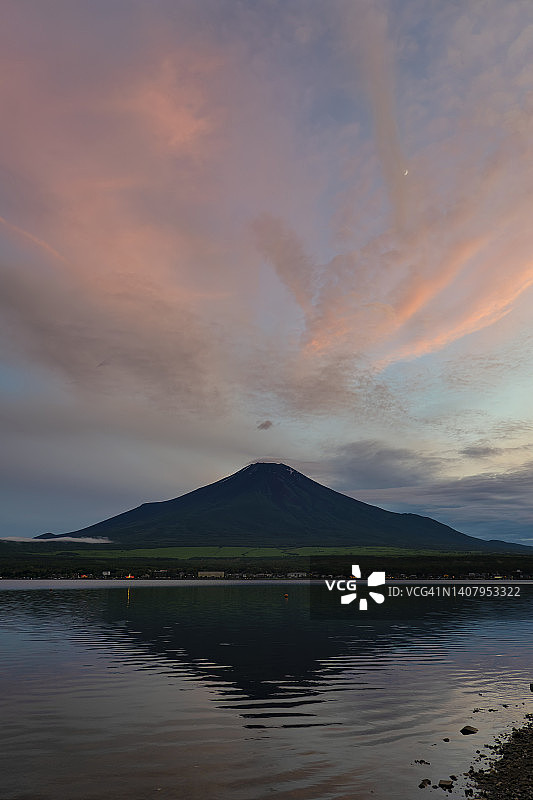 夏季黄昏时分的山中湖与富士山图片素材