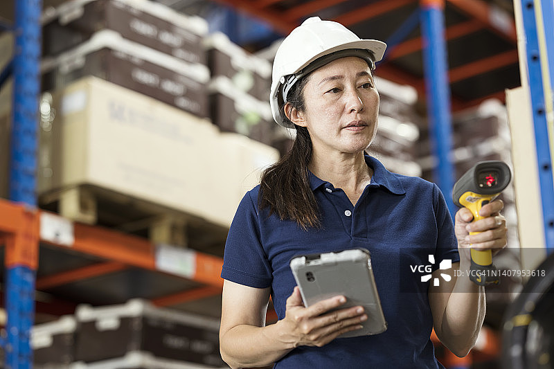 仓库盘点扫描条形码图片素材