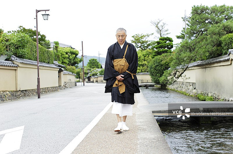 走在老街上的佛教僧侣图片素材