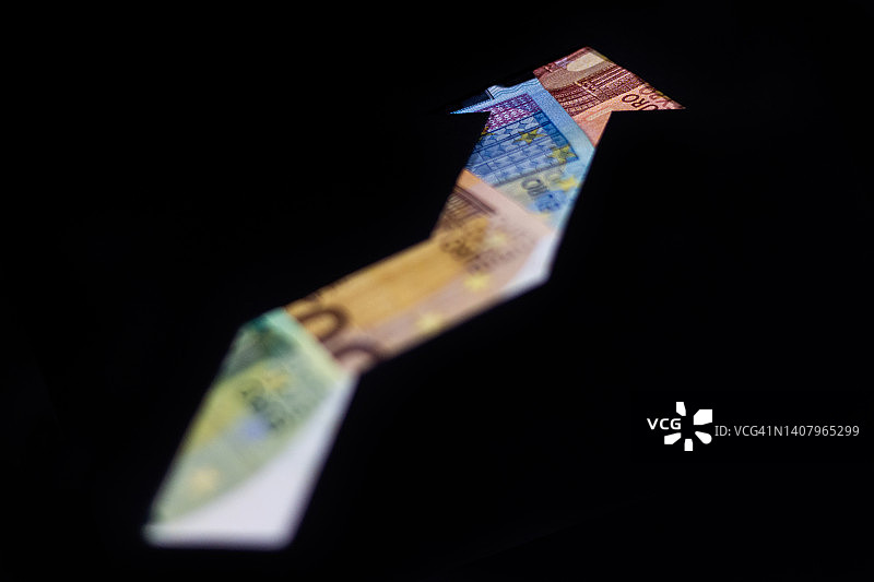 用欧元纸币制成的上升箭头：象征通货膨胀、紧缩、经济增长或工资图片素材