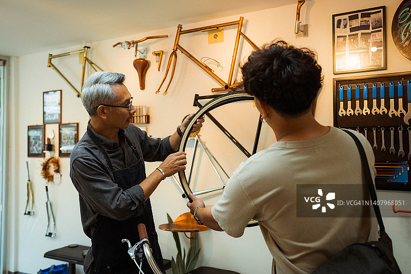 顾客在自行车商店图片素材