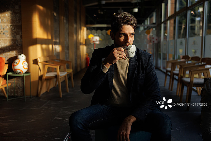 咖啡休息中的帅气年轻人图片素材