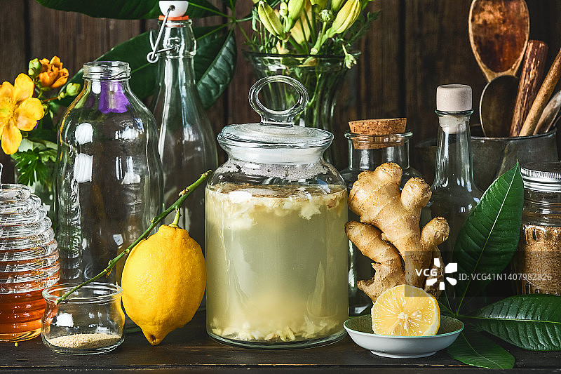 罐装自制姜汁汽水及配料图片素材