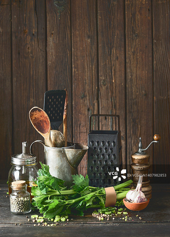 深色木桌上的复古厨房用具和芹菜乡村烹饪套装图片素材