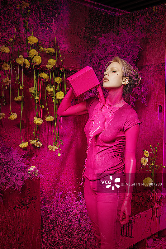 在花卉绘画场景中摆姿势的美丽女模特图片素材