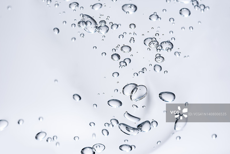 带气泡的库拉索芦荟凝胶化妆品白色背景特写图片素材