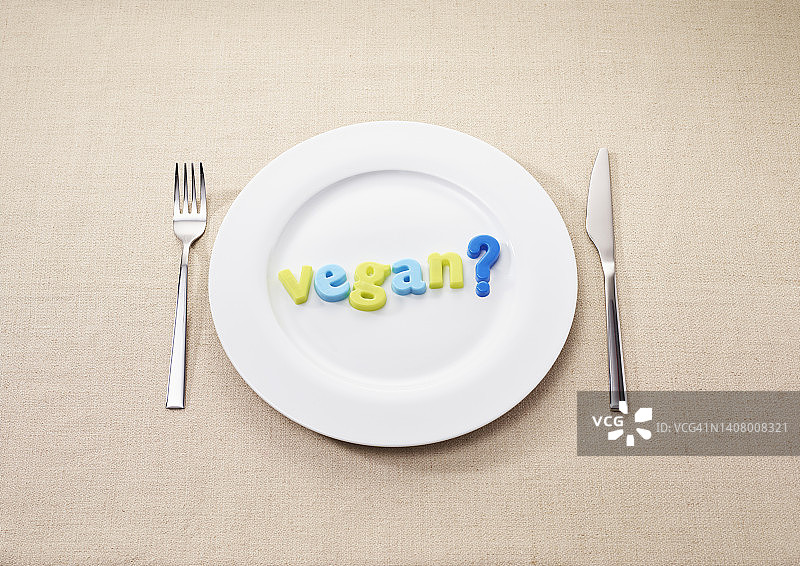 拼写着“纯素”的盘子上的冰箱贴图片素材