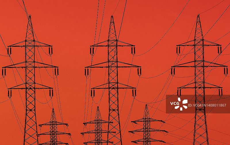 红色背景下的输电塔图片素材