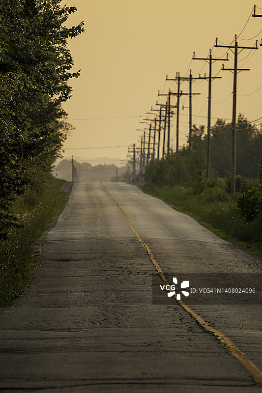 田园乡村公路与电线杆图片素材